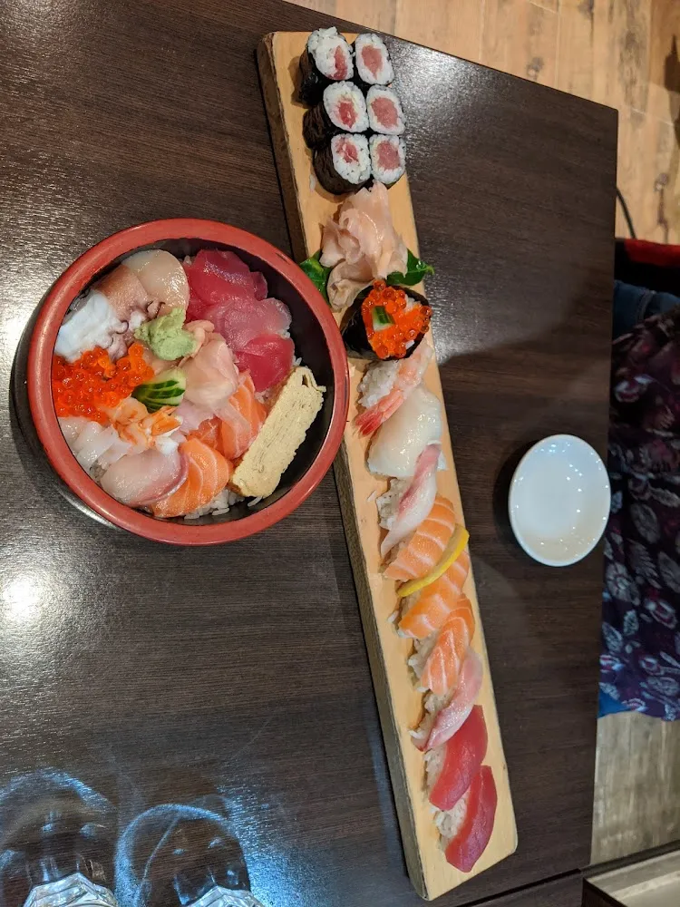 Chirashi & 10 Assortiments de Sushi Et 6 Maki